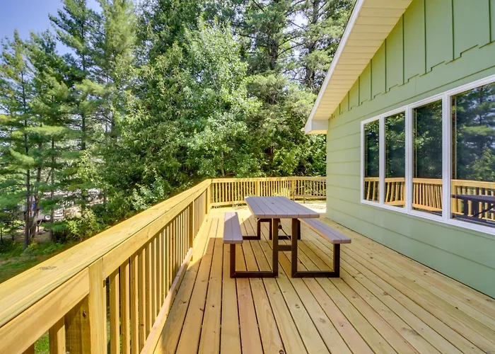Cabin Getaway W/ Private Dock, Walk To Trail!
