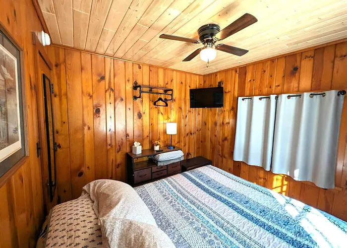 2Br 1Ba Cabin #2 Riverside Point Resort